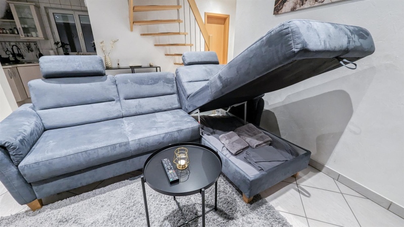 ALFA_BS18A1_Housekeeping_11_Wohnzimmer_Sofa_Bettwaesche