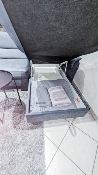 ALFA_BS18A1_Housekeeping_12_Wohnzimmer_Sofa_Bettwaesche