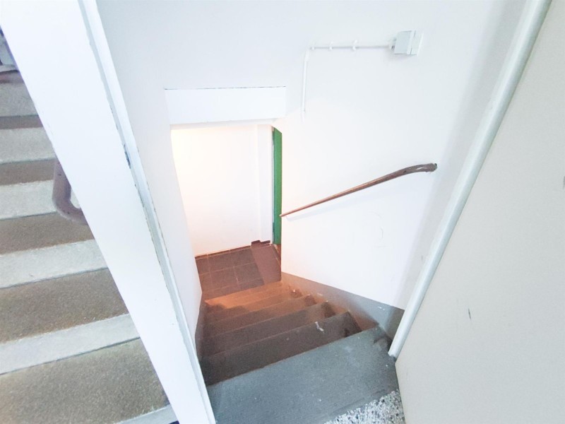 IS17A1_80_Waschmaschine_Treppenhaus